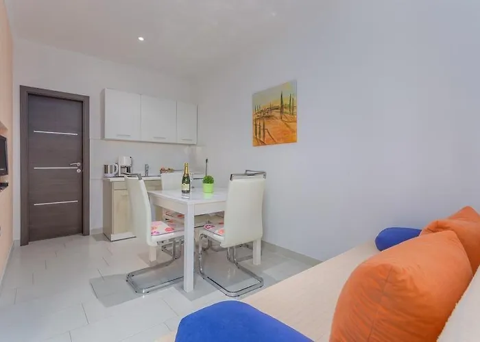 David Πανσιόν Bužinija